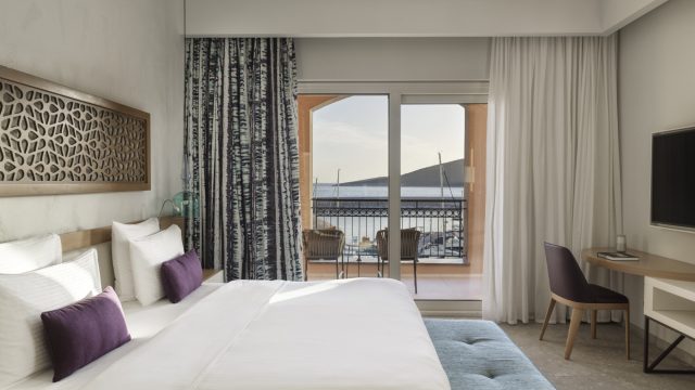 3 Grand Deluxe Corner Suite Master Bedroom
